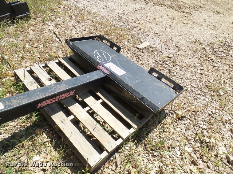 image for item DC2983 Versatech skid steer boom