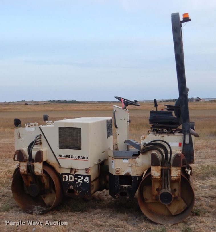 image for item DC8895 1997 Ingersoll Rand DD-24  vibratory double drum roller