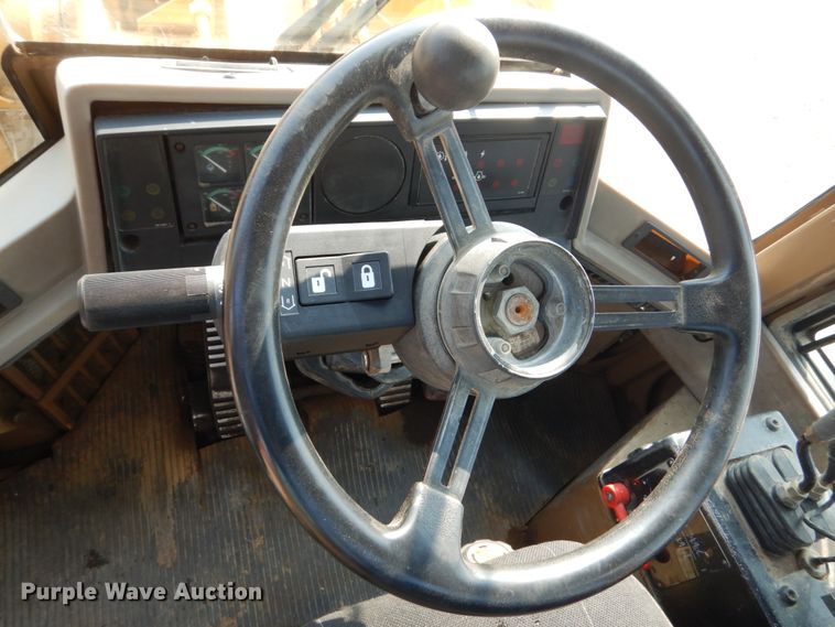 image for item DC8946 1996 Caterpillar 924F  wheel loader