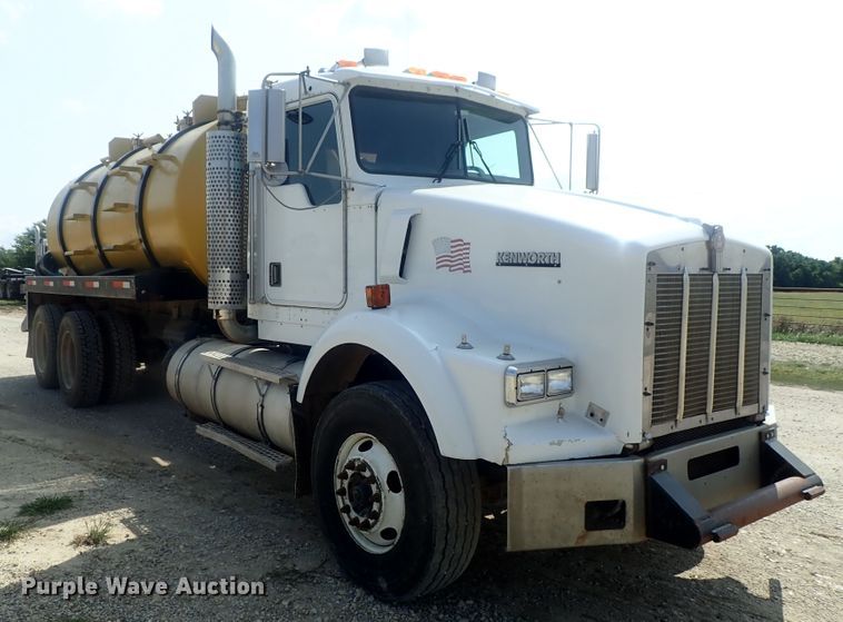image for item DE0745 2000 Kenworth T800  vacuum truck