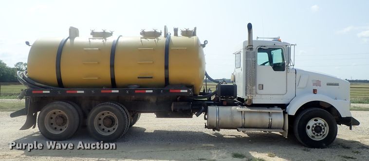 image for item DE0745 2000 Kenworth T800  vacuum truck