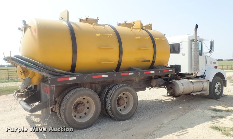 image for item DE0745 2000 Kenworth T800  vacuum truck
