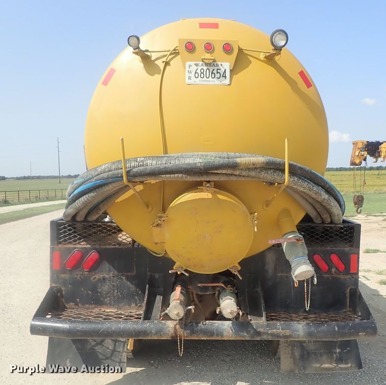 image for item DE0745 2000 Kenworth T800  vacuum truck