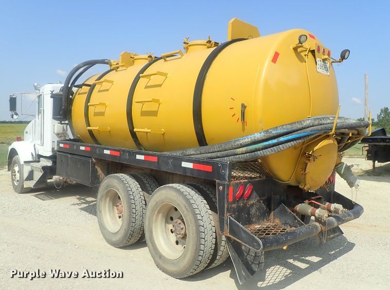 image for item DE0745 2000 Kenworth T800  vacuum truck