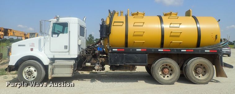image for item DE0745 2000 Kenworth T800  vacuum truck
