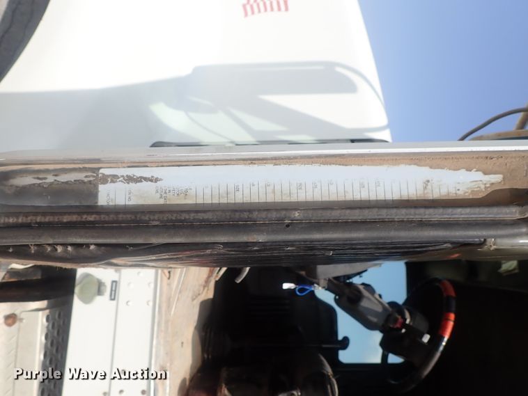 image for item DE0745 2000 Kenworth T800  vacuum truck