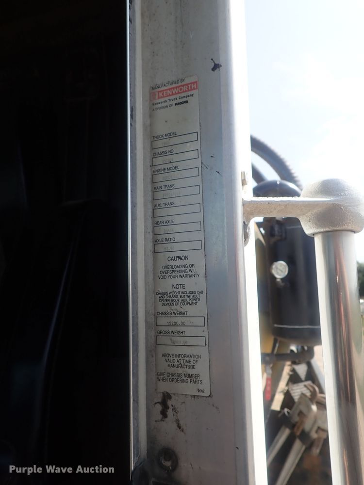 image for item DE0745 2000 Kenworth T800  vacuum truck