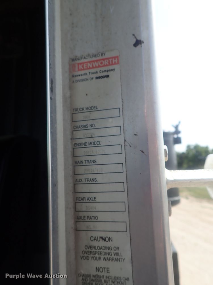 image for item DE0745 2000 Kenworth T800  vacuum truck