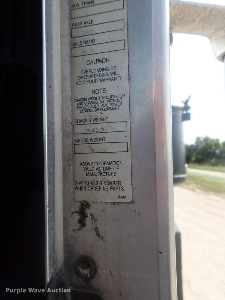 image for item DE0745 2000 Kenworth T800  vacuum truck