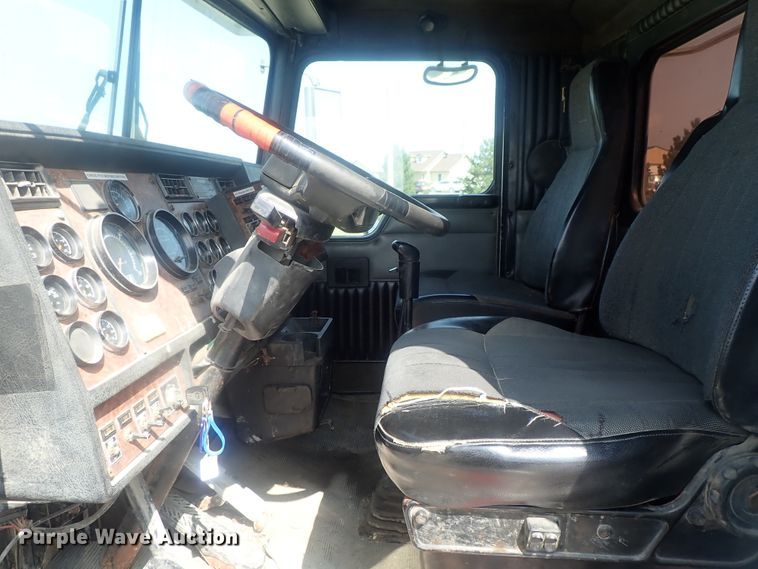 image for item DE0745 2000 Kenworth T800  vacuum truck