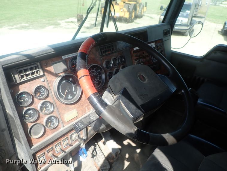 image for item DE0745 2000 Kenworth T800  vacuum truck