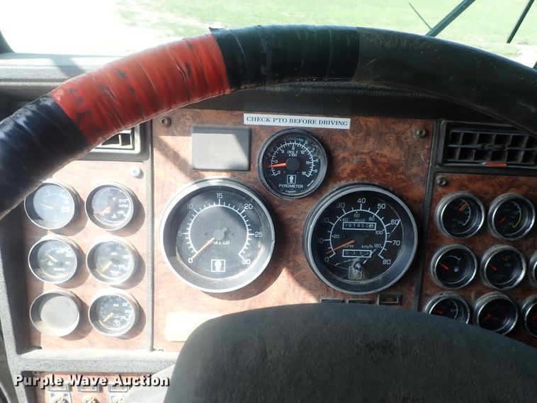 image for item DE0745 2000 Kenworth T800  vacuum truck