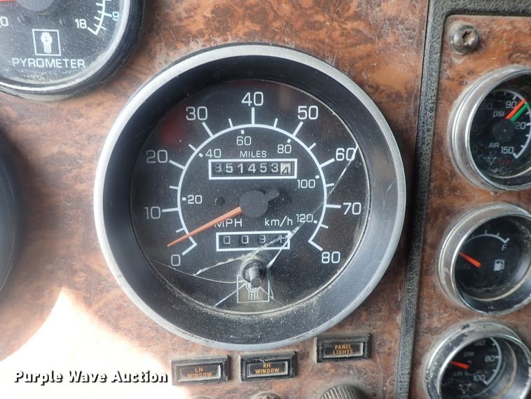 image for item DE0745 2000 Kenworth T800  vacuum truck