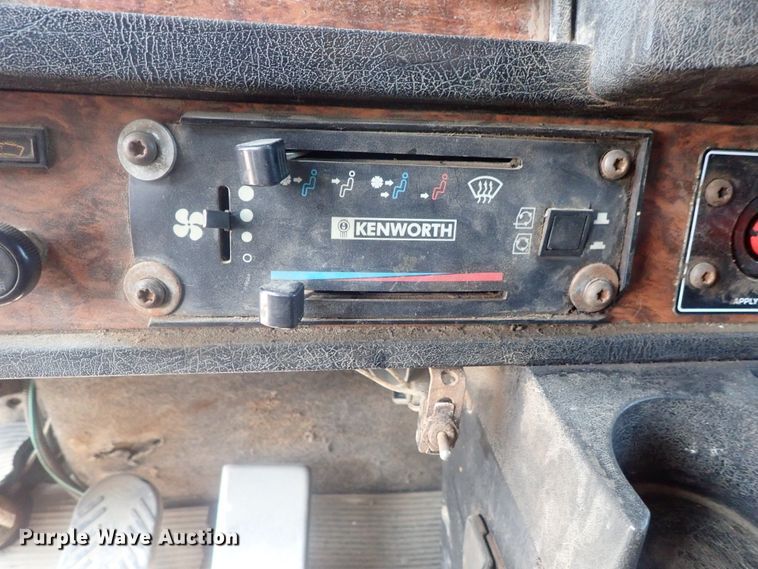 image for item DE0745 2000 Kenworth T800  vacuum truck