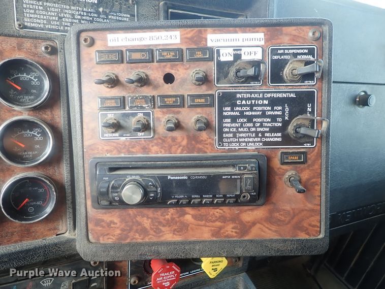 image for item DE0745 2000 Kenworth T800  vacuum truck