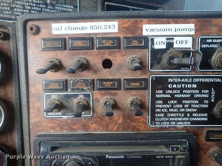 image for item DE0745 2000 Kenworth T800  vacuum truck