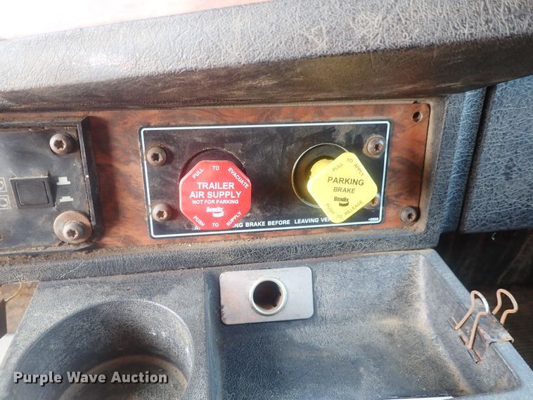 image for item DE0745 2000 Kenworth T800  vacuum truck