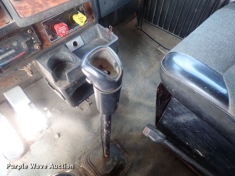 image for item DE0745 2000 Kenworth T800  vacuum truck