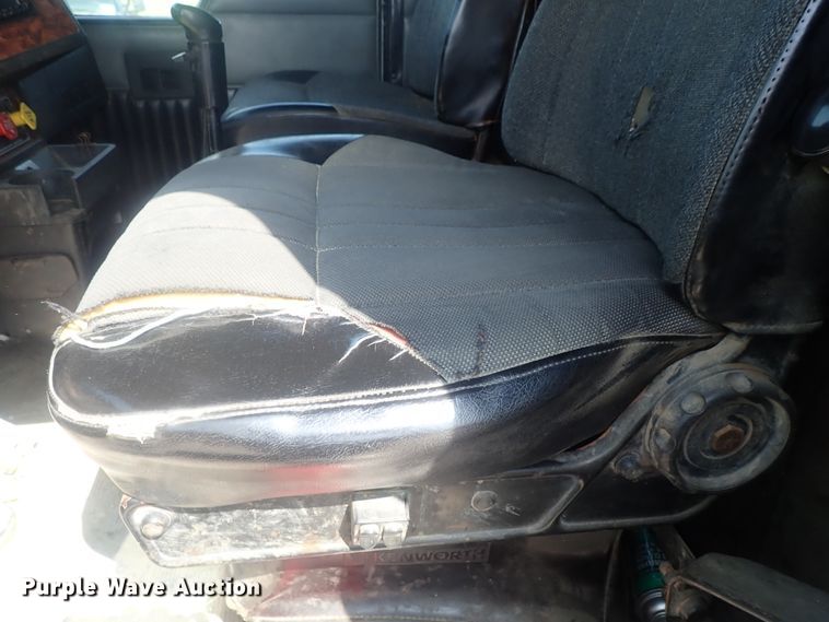 image for item DE0745 2000 Kenworth T800  vacuum truck