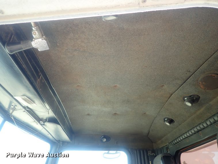 image for item DE0745 2000 Kenworth T800  vacuum truck