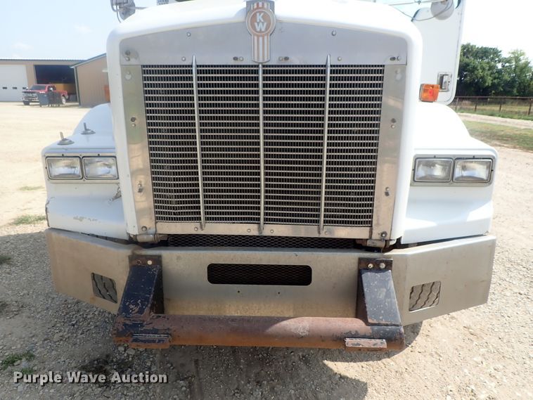 image for item DE0745 2000 Kenworth T800  vacuum truck