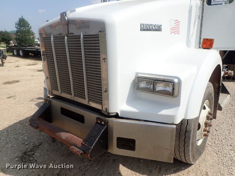 image for item DE0745 2000 Kenworth T800  vacuum truck