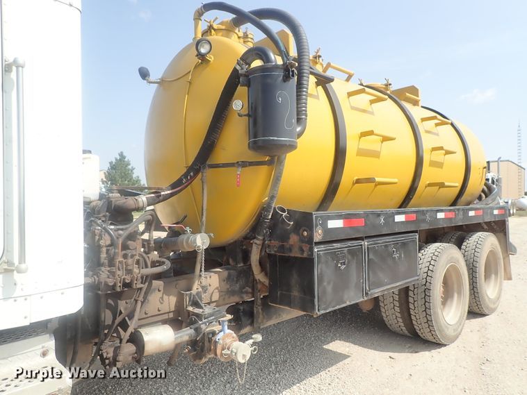 image for item DE0745 2000 Kenworth T800  vacuum truck
