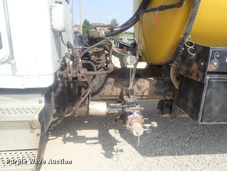 image for item DE0745 2000 Kenworth T800  vacuum truck