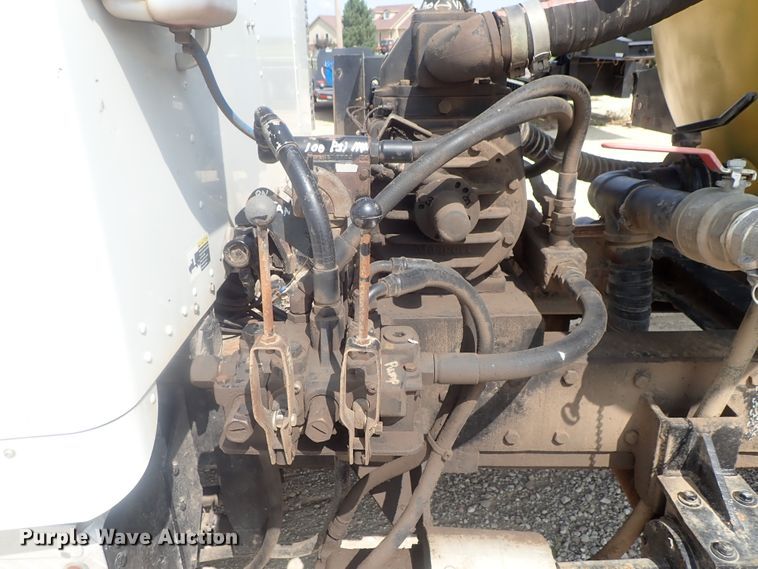 image for item DE0745 2000 Kenworth T800  vacuum truck