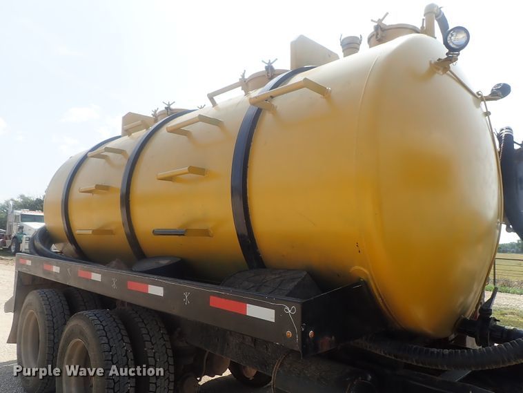 image for item DE0745 2000 Kenworth T800  vacuum truck