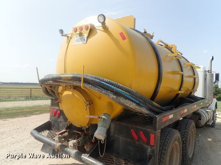 image for item DE0745 2000 Kenworth T800  vacuum truck