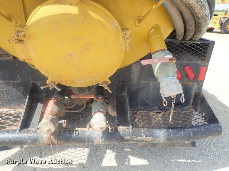 image for item DE0745 2000 Kenworth T800  vacuum truck