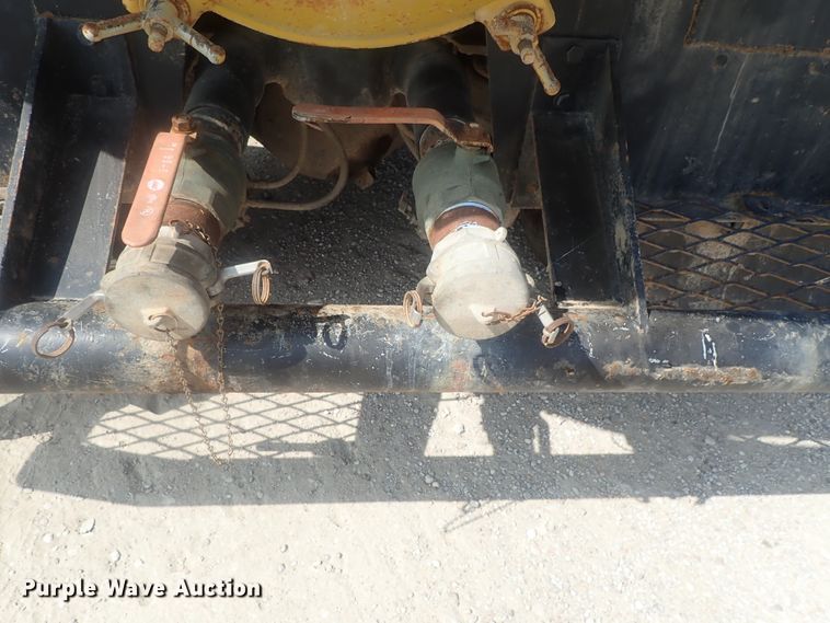 image for item DE0745 2000 Kenworth T800  vacuum truck