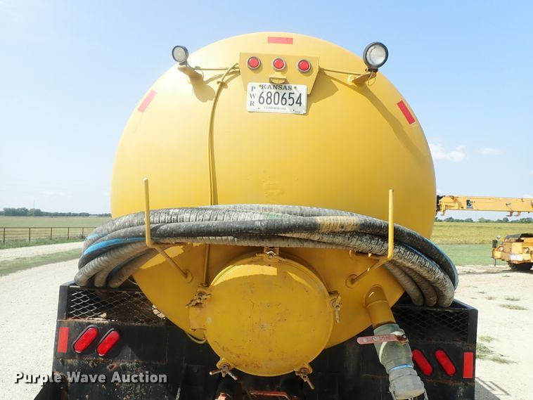 image for item DE0745 2000 Kenworth T800  vacuum truck