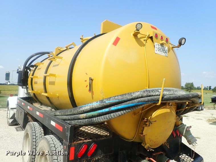 image for item DE0745 2000 Kenworth T800  vacuum truck