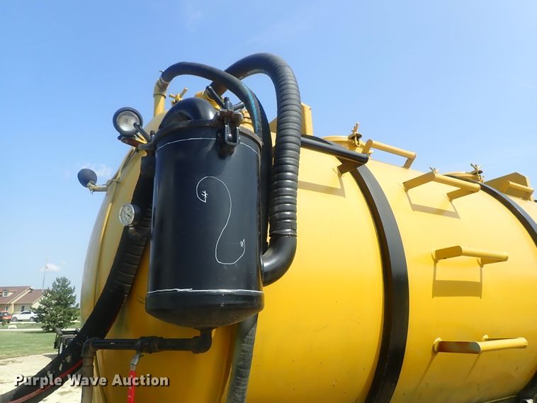 image for item DE0745 2000 Kenworth T800  vacuum truck