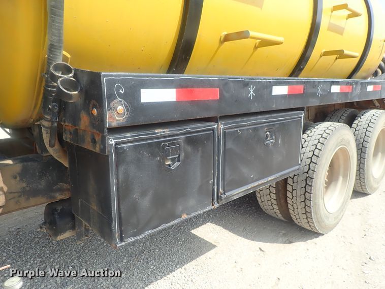 image for item DE0745 2000 Kenworth T800  vacuum truck