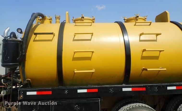 image for item DE0745 2000 Kenworth T800  vacuum truck