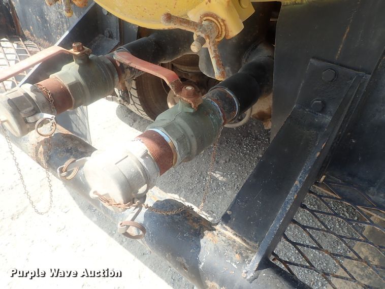 image for item DE0745 2000 Kenworth T800  vacuum truck