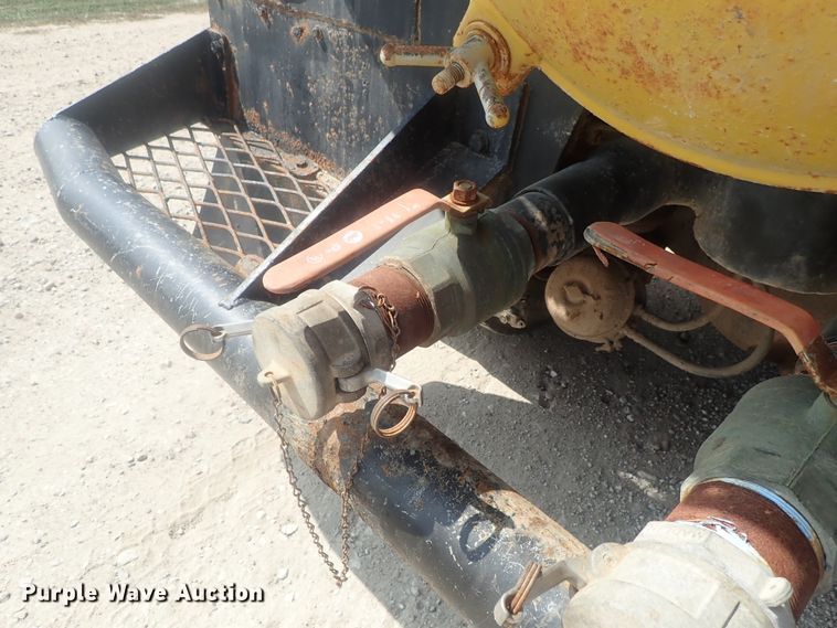 image for item DE0745 2000 Kenworth T800  vacuum truck