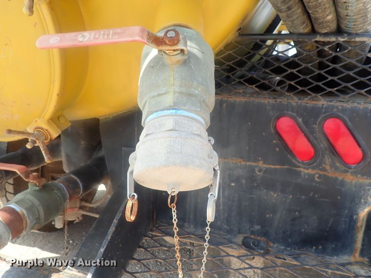 image for item DE0745 2000 Kenworth T800  vacuum truck