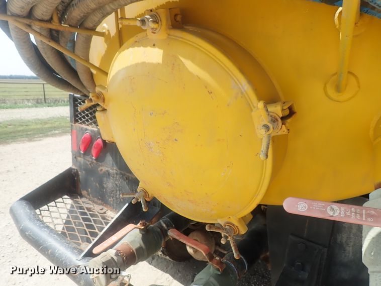 image for item DE0745 2000 Kenworth T800  vacuum truck