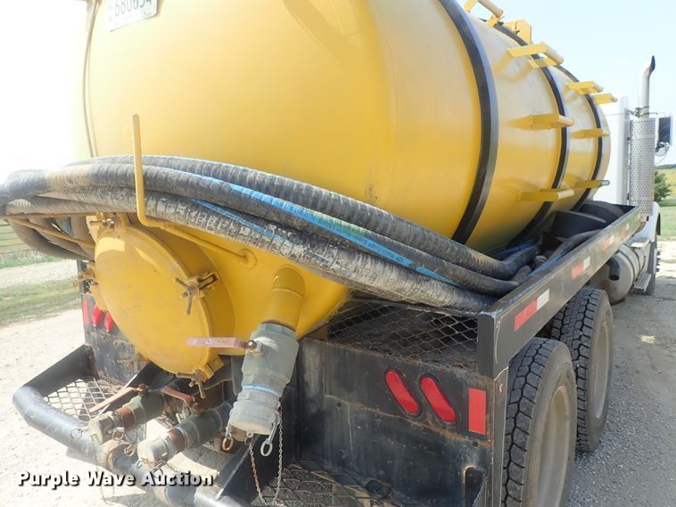 image for item DE0745 2000 Kenworth T800  vacuum truck