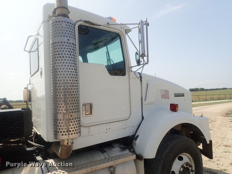 image for item DE0745 2000 Kenworth T800  vacuum truck