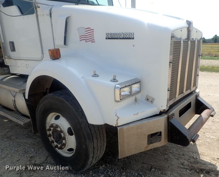 image for item DE0745 2000 Kenworth T800  vacuum truck