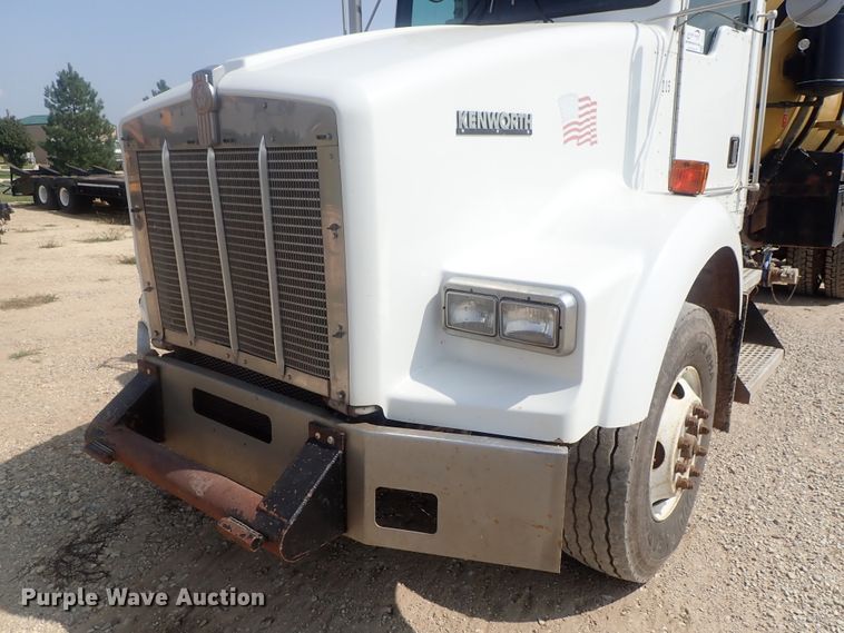 image for item DE0745 2000 Kenworth T800  vacuum truck