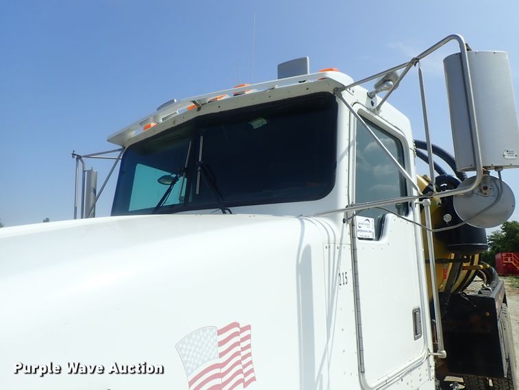 image for item DE0745 2000 Kenworth T800  vacuum truck