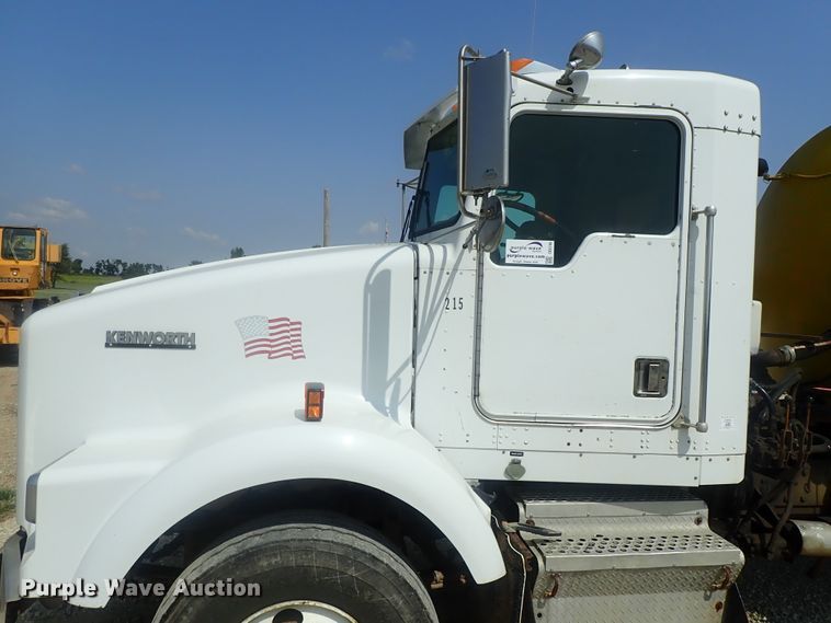 image for item DE0745 2000 Kenworth T800  vacuum truck