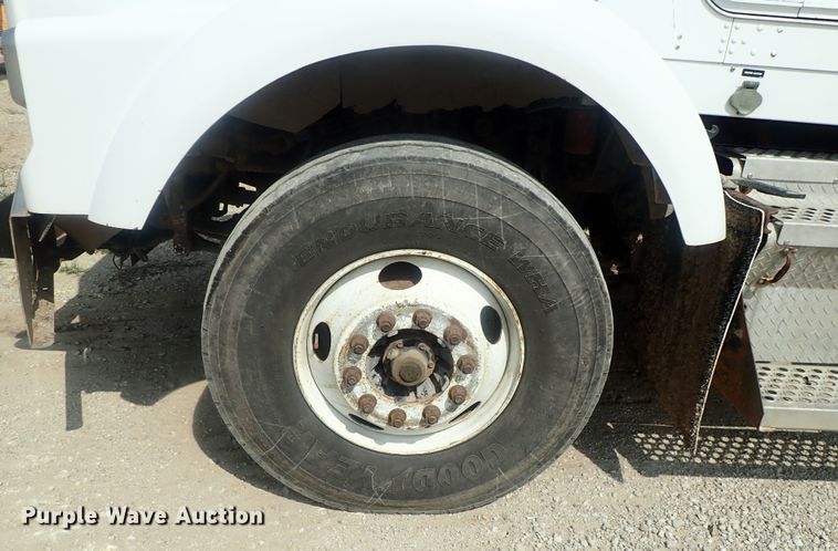 image for item DE0745 2000 Kenworth T800  vacuum truck