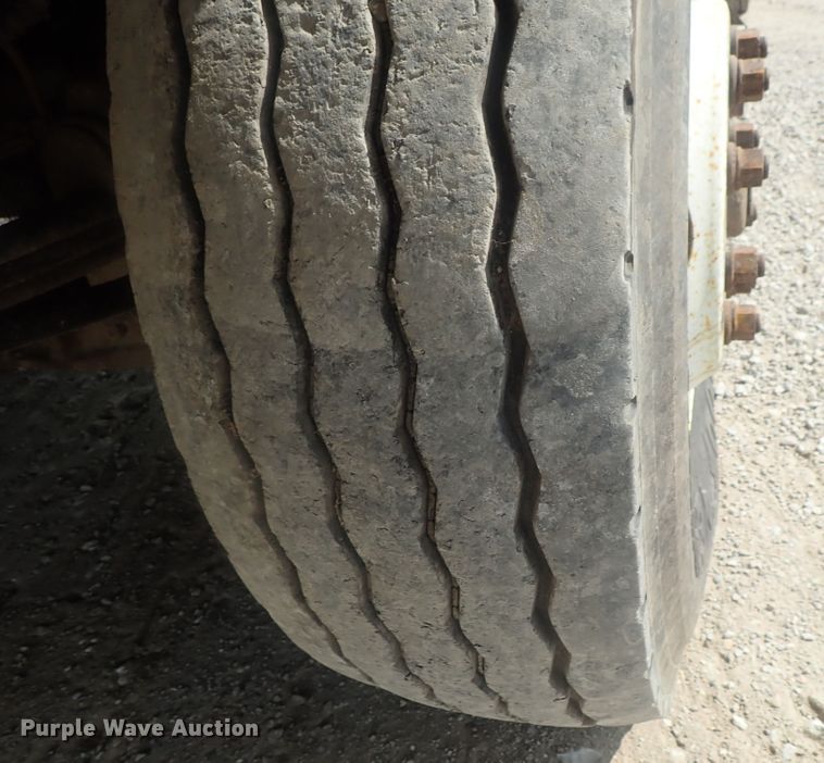 image for item DE0745 2000 Kenworth T800  vacuum truck